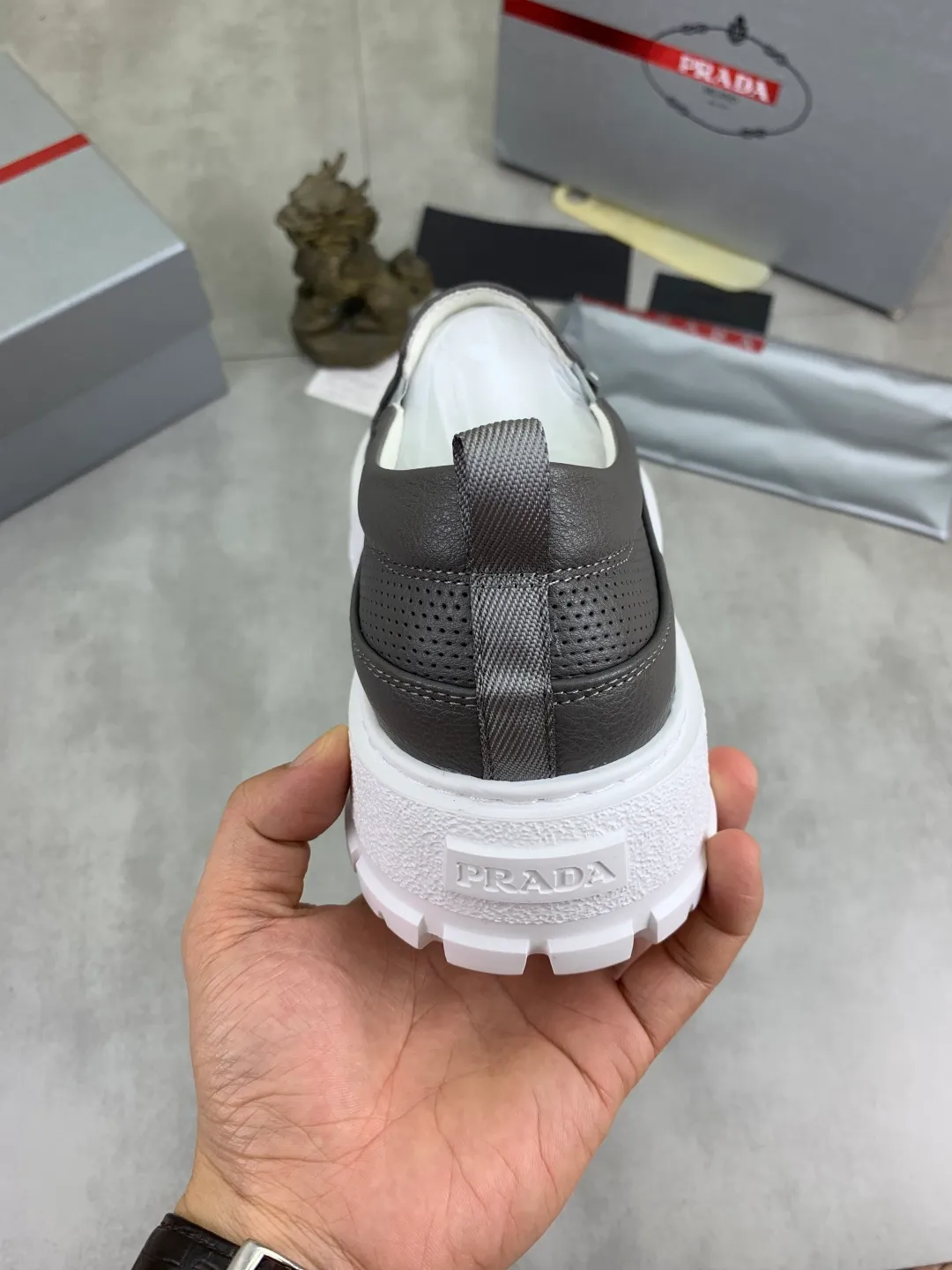 Men's shoes 💰P560💰[New model] The top version is available on the official website, 🆘 The trendy brand (Prada) mainly promotes the popular model, avant-garde and versatile fashionable men's shoes, private version mold opening, cowhide surface splicing 1:1.. Stylish and simple, original imported cowhide lining cowhide feet; the atmosphere and personality are more fashionable, eye-catching and pursuing class. It will subvert the old idea and be a must-have for fashionistas with you! Must keep it for yourself! Tall and comfortable, large and low, high-end quality workmanship. The new high-end outsole on the official website. Size: 38-45. 4️⃣colors available.